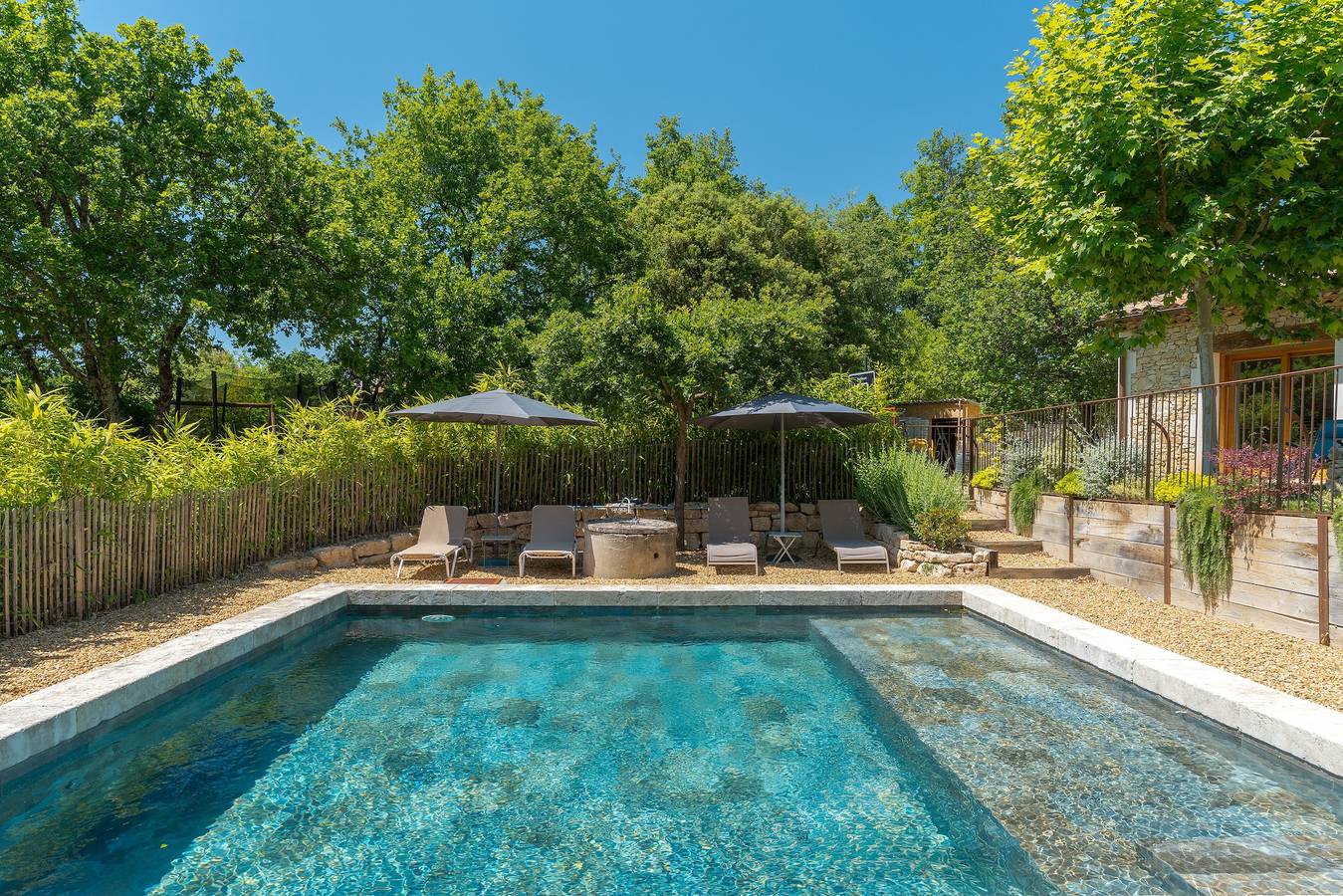 Appartement entier, Appartement "Le Petit Écureuil" avec piscine partagée, terrasse privée et Wi-Fi in Saint-Saturnin-lès-Apt, Parc naturel régional du Luberon