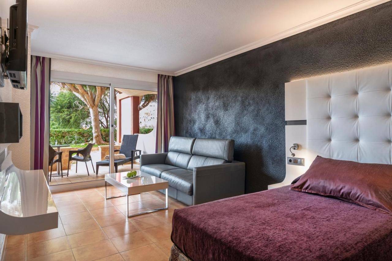Hotel for 10 people with hot tub in Portals Nous, Calvià