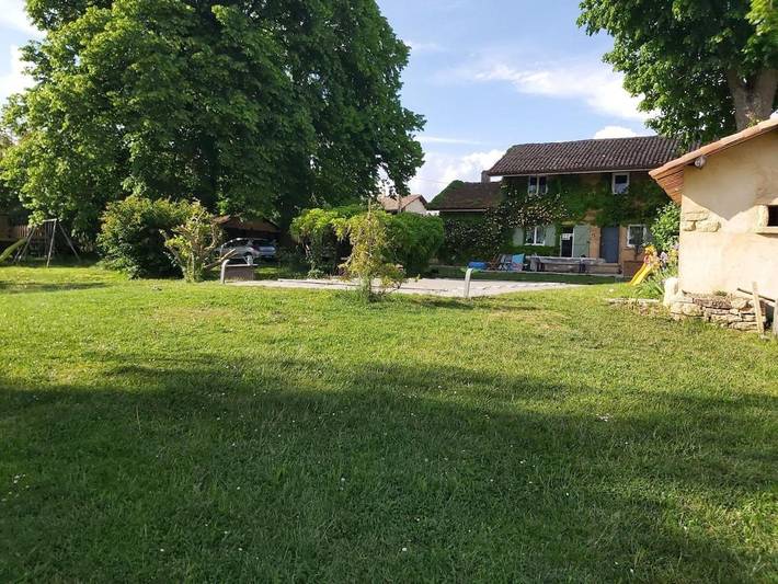 Location de vacances pour 7 personnes, avec Balcon et Terrasse ainsi que Jardin et Piscine dans Ruy Montceau