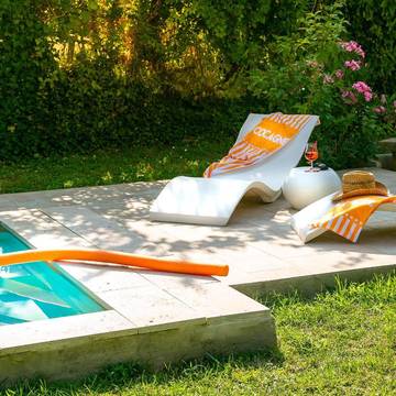 Location de vacances pour 6 personnes, avec piscine ainsi que vue et jardin à Alleins