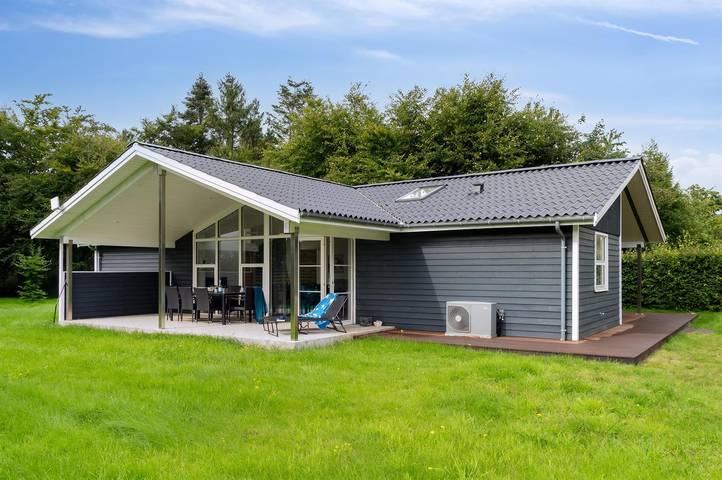 Ferieudlejning for 10 personer, med Terrasse og Have samt Sauna i Vig