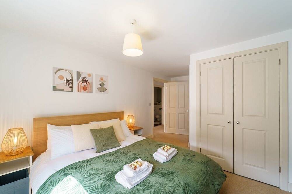 Geheel appartement, Modern 2-bed central Swindon flat, 1 free parking in Swindon, North Wessex Downs