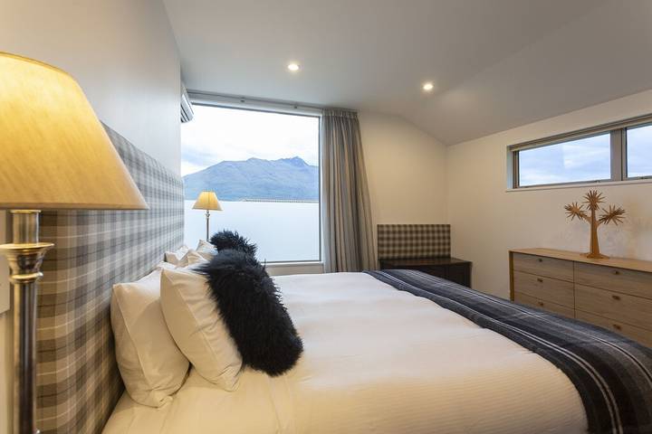 Holiday home for 15 people, with hot tub and balcony in Queenstown