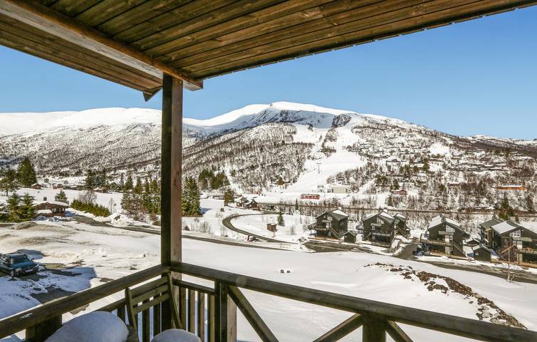 Ferieleilighet for 6 personer, med hage og terrasse i Stranda 