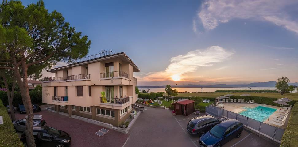 Apartamento inteiro, Apartamento 'Margherita - Open Space Vista Lago' com vista lago, Wi-Fi e ar condicionado in Colombare, Sirmione