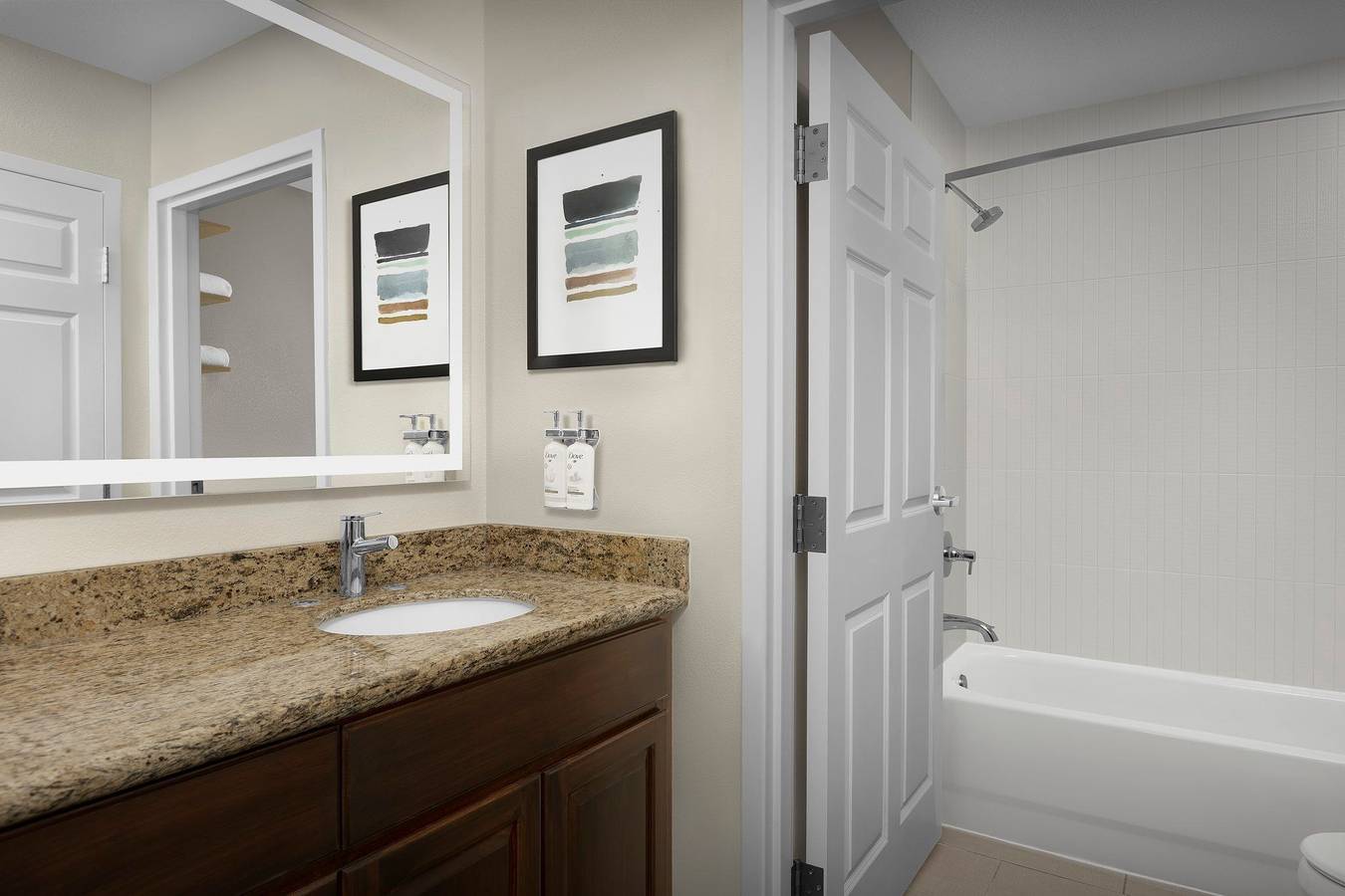 Entire studio, Staybridge Suites Raleigh Arpt-Morrisville in Wake County