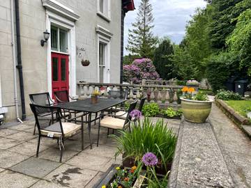 Holiday Rental for 14 People in Derry, County Londonderry, Photo 1