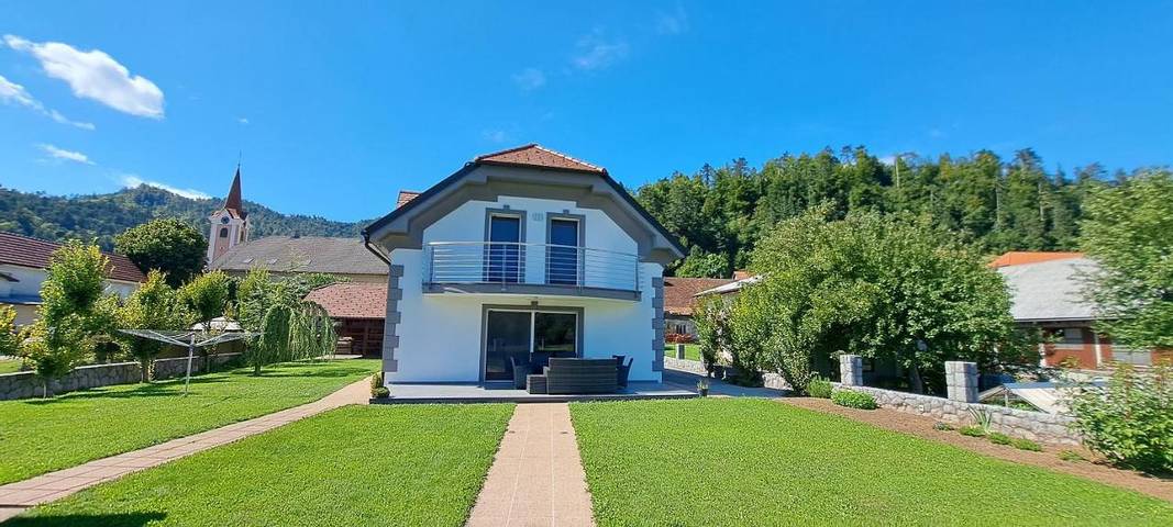 Ferienhaus für 9 Personen, mit Balkon und Terrasse sowie Garten und Ausblick