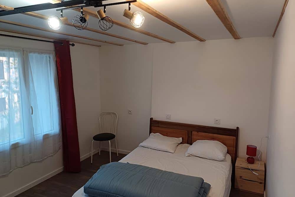 Maison ,terrain clos. Chiens . Ancv.Wi-Fi. Parking. 5 minutes des  commerces . in Pionsat, Puy-de-Dôme