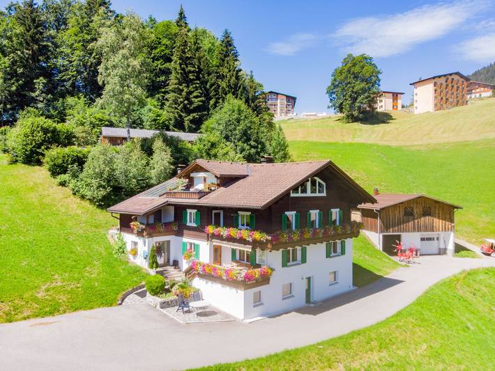 Ferienwohnung für 4 Personen, mit Balkon und Terrasse sowie Garten in Bartholomäberg