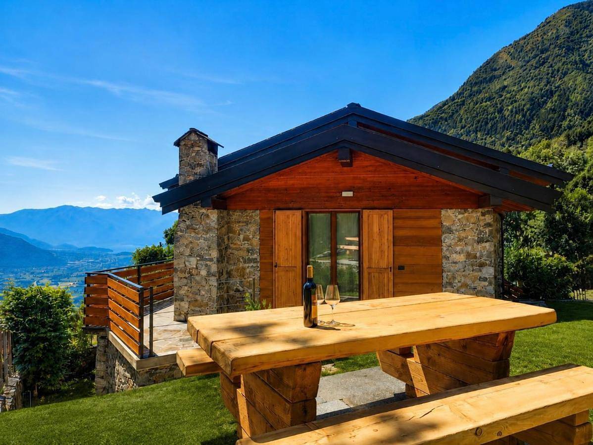 Skywood Chalet, Panoramic Mountain and Lake Views in Mello, Alpes de la Bernina