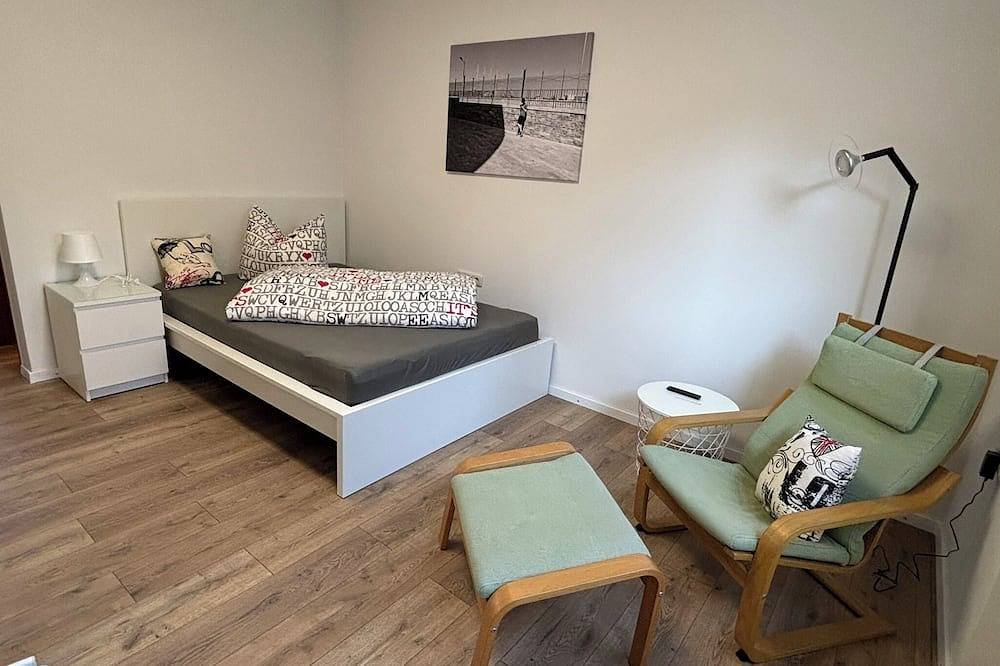 Central quiet location, large guest house for up to 12 people, train station, city center in Friedberg, Souabe (Bavière)