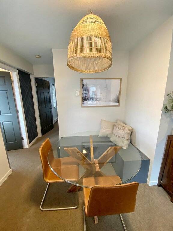 Ganze Wohnung, Stunning Deer Lodge Condo in Town Centre at the Olympic Rings in Whistler, Whistler Blackcomb