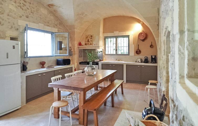 Apartamento de 500 pies cuadrados con jardín, piscina, aparcamiento e Internet in Maussane-les-Alpilles, Region de Arles
