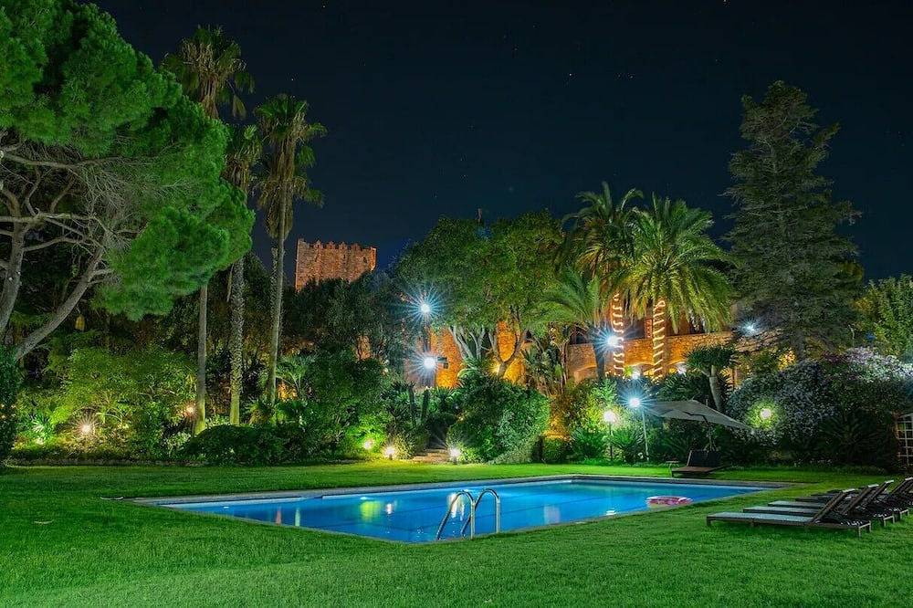 11 century castle - Ideal house for families with garden and swimming pool. in Urbanizacion Montcabrer, Cabrils