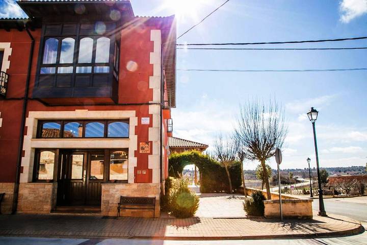 Hotel para 2 personas, con jardín además de vistas y balcón en Comarca de Soria - 4