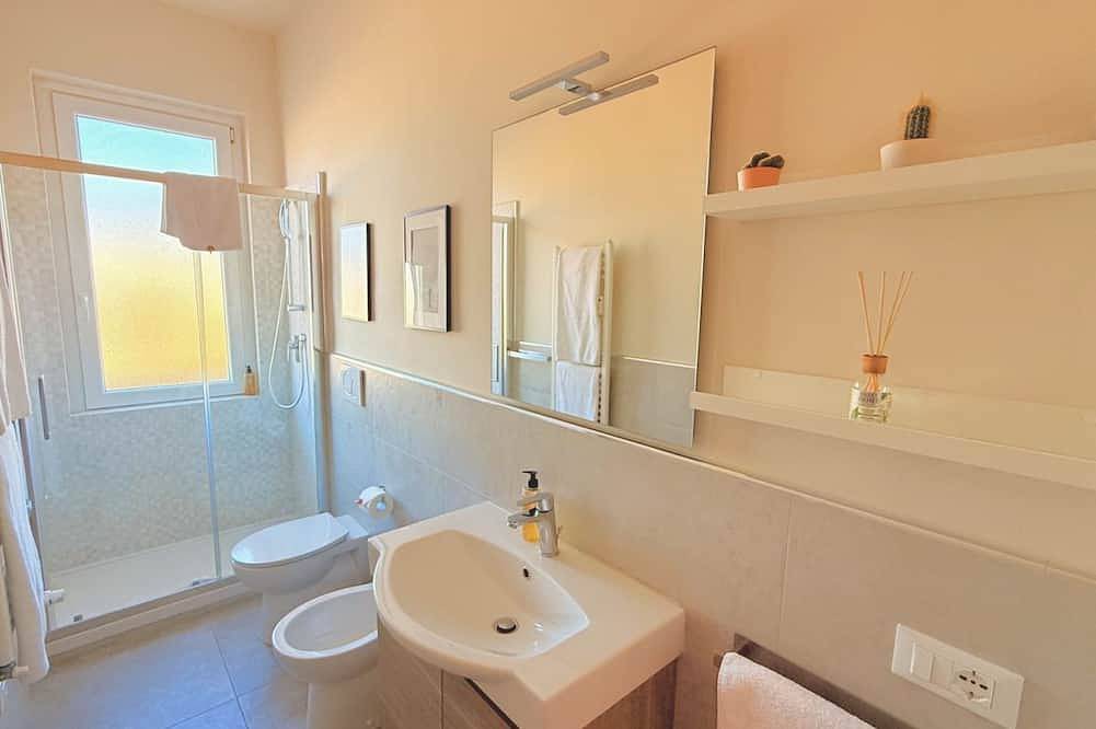 Apartamento entero, Entdecken Sie das Appartamento Dante, eine elegante Residenz in einer ruhigen Gegend, nur 15 Minuten von Florenz entfernt. Diese geschmackvoll eingerichtete und mit feinen Oberflächen ausgestattete Wohnung ist für diejenigen gedacht, die eine raffinier in Prato, Provincia de Prato