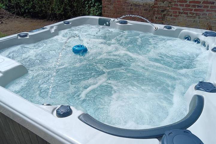 Maison de vacances pour 14 personnes, avec terrasse ainsi que jacuzzi et jardin