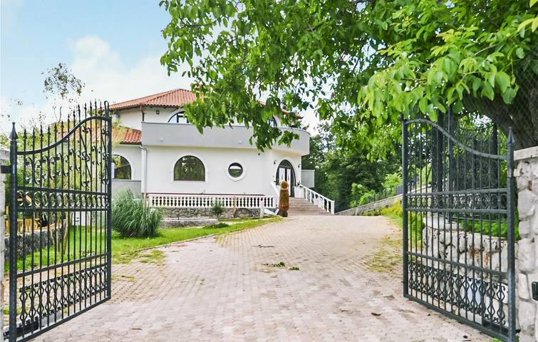 Ferienhaus für 12 Personen, mit Sauna und Whirlpool sowie Garten und Pool