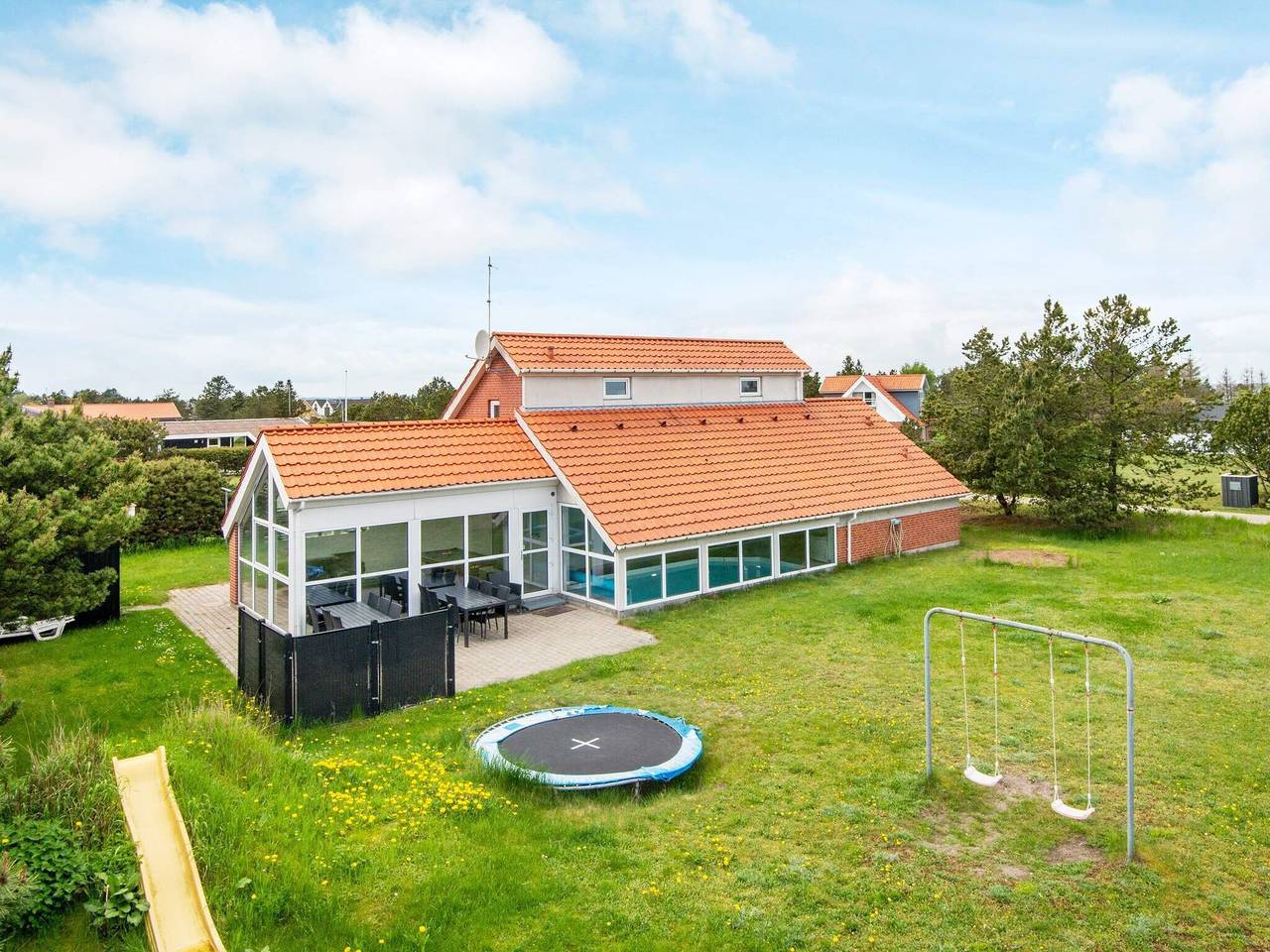 Luksusferiested med pool in Fjellerup Strand, Djursland