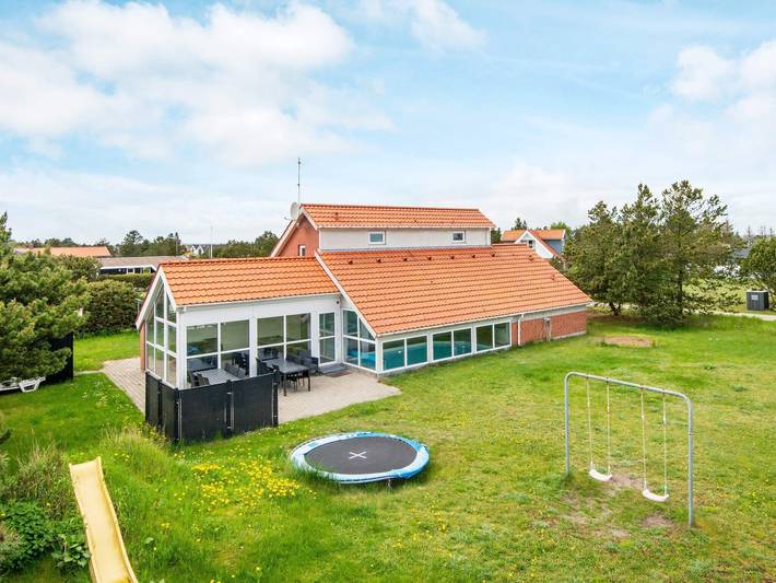Ferieudlejning for 12 personer, med Pool i Fjellerup Strand