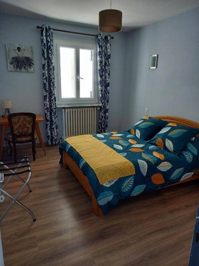 Location de vacances pour 8 personnes, avec Terrasse et Jardin à Ainay-le-Château - 2