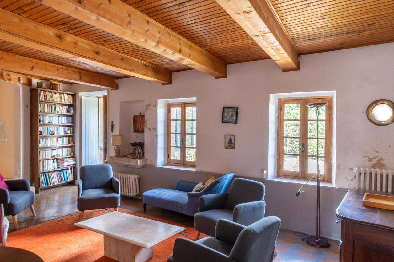 Maison Avec Piscine - Proche Avignon - Wifi Gratuit in Sauveterre, Région de Nîmes