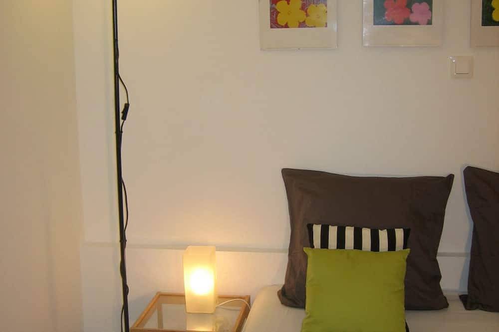 Entire apartment, Modern studio, air conditioning, parking, wifi, terrace, 2 steps from the beach in La Ciotat, Marseille region