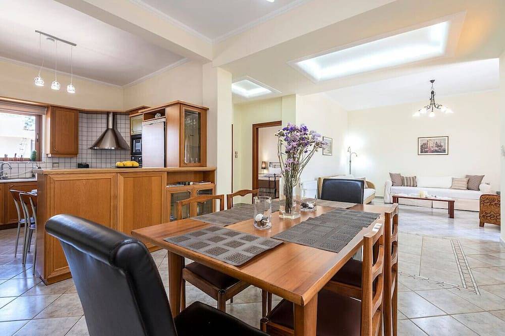 Ganze Wohnung, Beachside Retreat Steps to Kos in Kos Stadt, Kos