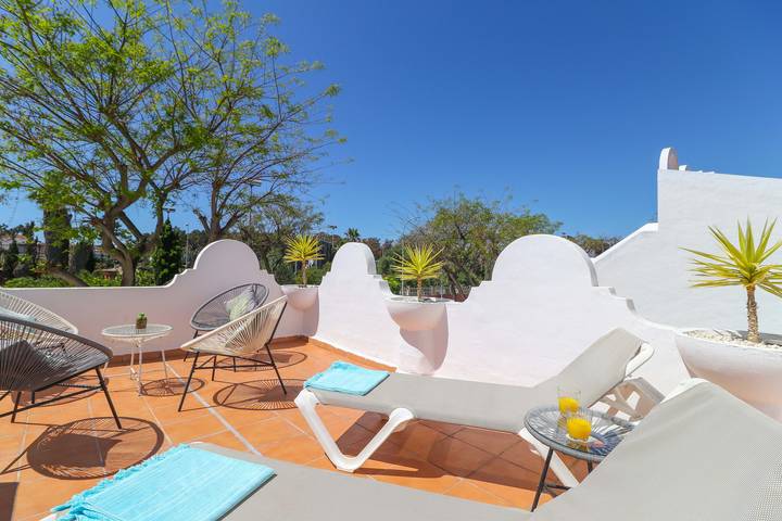 Superb townhouse with big sunny terrace in Hacienda Las Chapas, Marbella