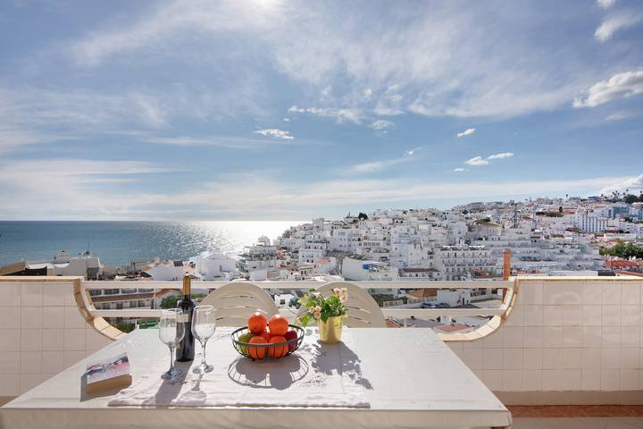 Entire apartment, Apartment 'Apartamento Varandas Do Mar' with Sea View, Wi-Fi and Air Conditioning in Albufeira e Olhos de Água, Faro District