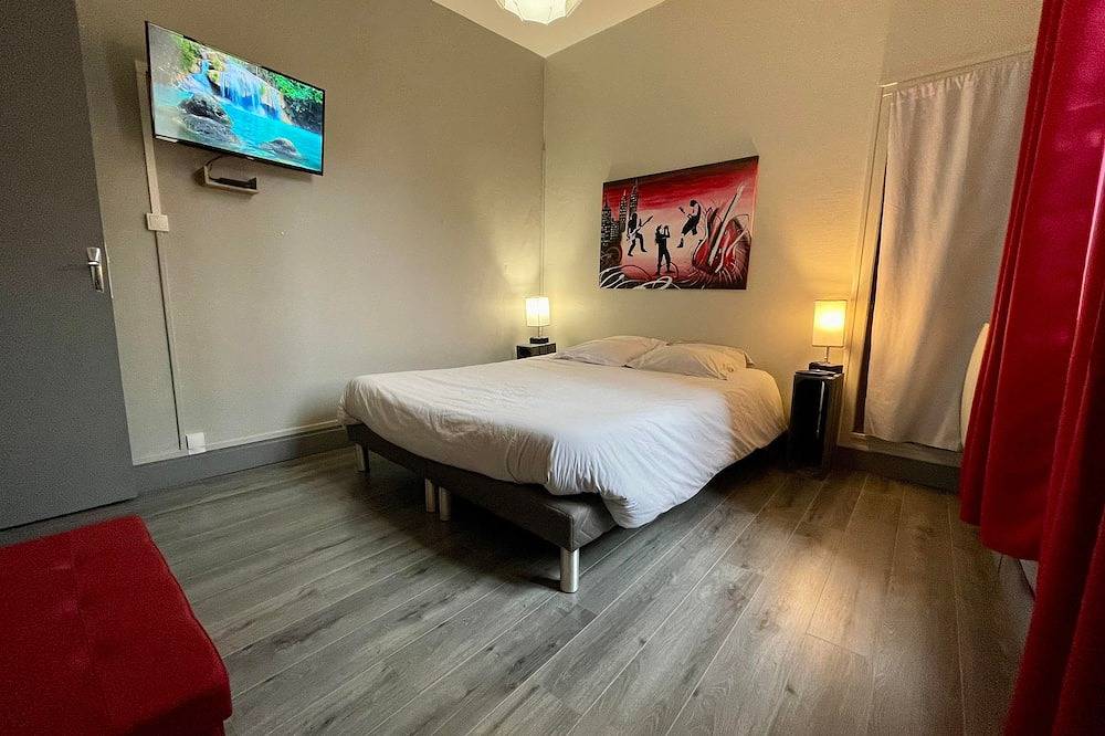 Entire apartment, Apartment 2 - 55 m2 in the historic center of Semur en Auxois in Semur-en-Auxois, Montbard region