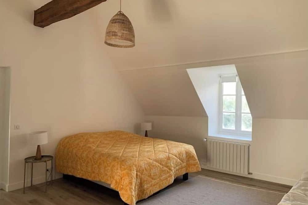 Maison de Campagne Chaleureuse Avec Piscine in Beynes, Yvelines