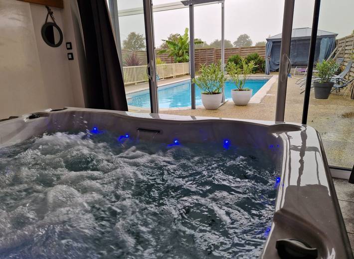 Gîte pour 5 personnes, avec terrasse et piscine ainsi que jacuzzi et jardin dans les Deux-Sèvres