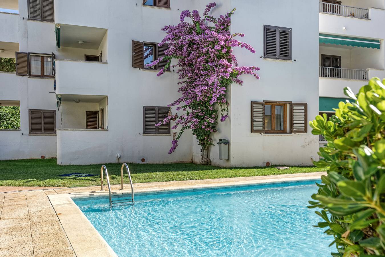 Apartamento entero, Apartamento 'Fondo' con vistas a la montaña, piscina compartida y aire acondicionado in Cala Montgo, La Escala