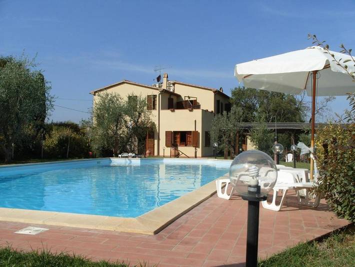 Agriturismo per 3 persone, con Terrazza e Giardino nonché Piscina e Panorama a Santa Luce