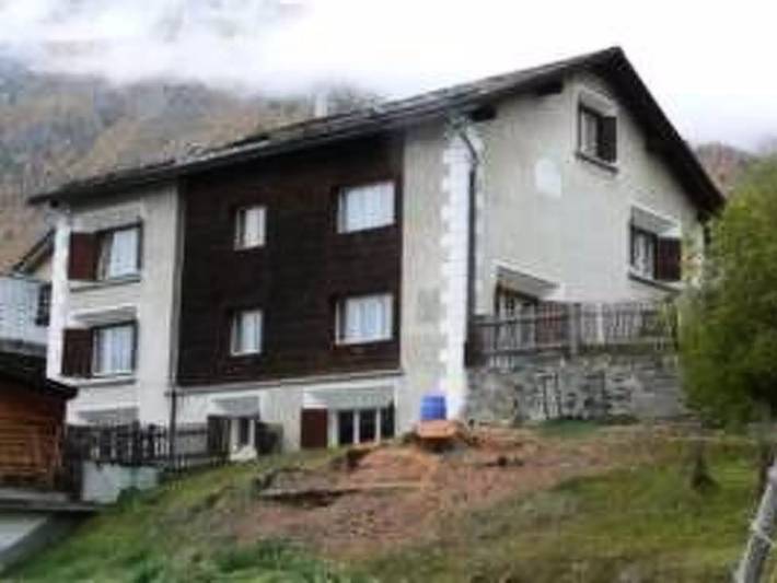 Ferienwohnung für 4 Personen, mit Balkon und Garten in Samedan