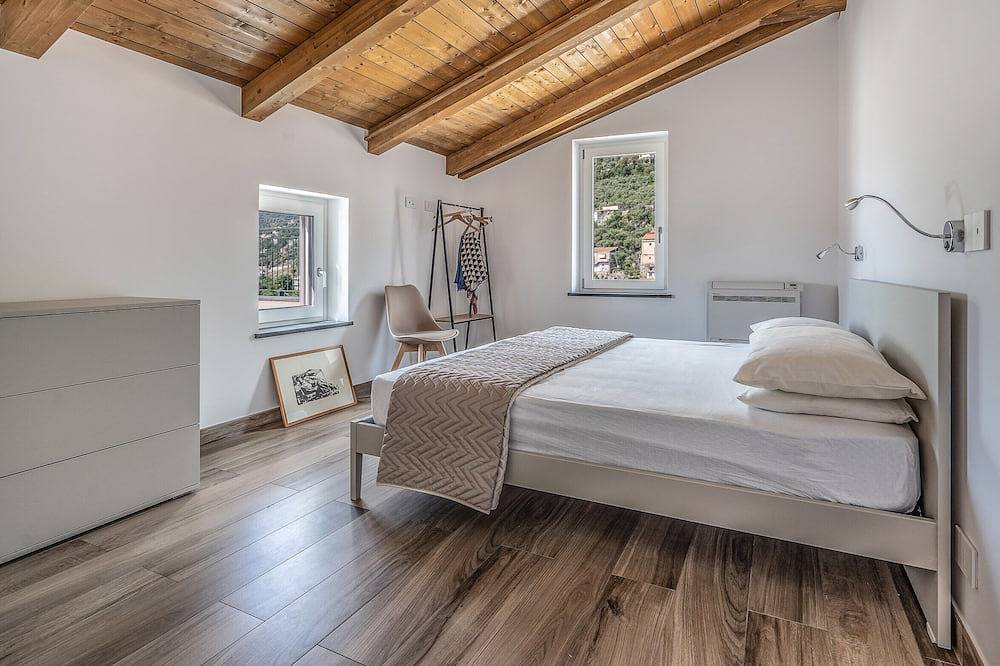 Appartamento intero, Newly refurbished apartment with a private panoramic terrace near Sorrento in Vico Equense, Monti Lattari
