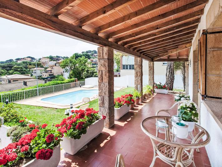 Apartamento para 8 personas, con vistas además de terraza y jardín en Maresme