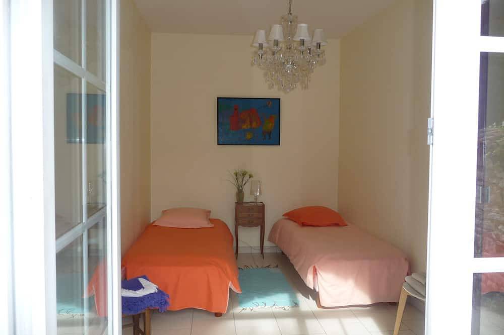 Former orangery in a 2-hectare wooded park in Cognac, Charente
