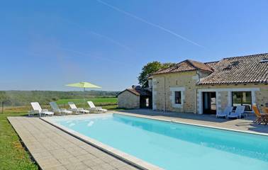 Location de vacances pour 12 personnes, avec terrasse et jardin en Charente