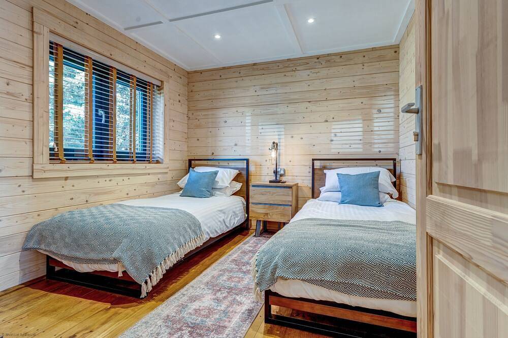 Buttercup Lodge | The Ridgeway Holiday Let | 2 Beds & Sleeps 4 in Crowmarsh, North Wessex Downs
