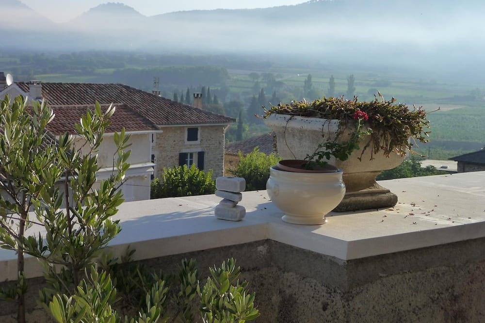 Modernes, komfortables, auf der mittelalterlichen Stadtmauer gelegenes Haus in Sablet, Vaucluse