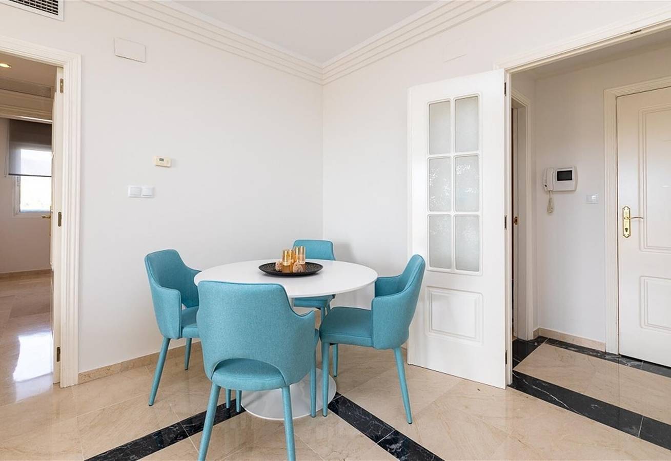 Apartamento entero, Apartamento en Primera Línea de Playa con Vistas al Mar, Piscina, Terrazas y Wi-Fi in Marbella Este, Marbella