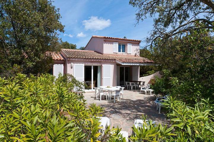 Ferienhaus für 7 Personen, mit Terrasse und Pool - 1