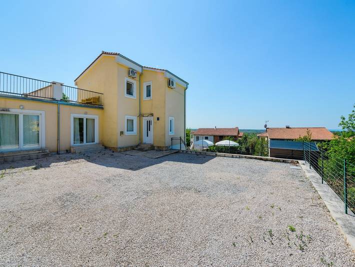 Ferienhaus für 6 Personen, mit Pool und Garten sowie Terrasse, mit Haustier in Kastelir