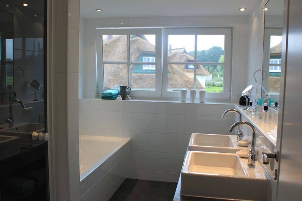 Reetdachhaus Binsenkate in Zinnowitz. Balkon mit herrlichem Blick auf das Achterwasser. Sonniger Garten mit Terrasse, Gartenliegen & Weber-Elektrogrill. Kinderfreundliche Ausstattung in Zinnowitz, Usedomer Norden