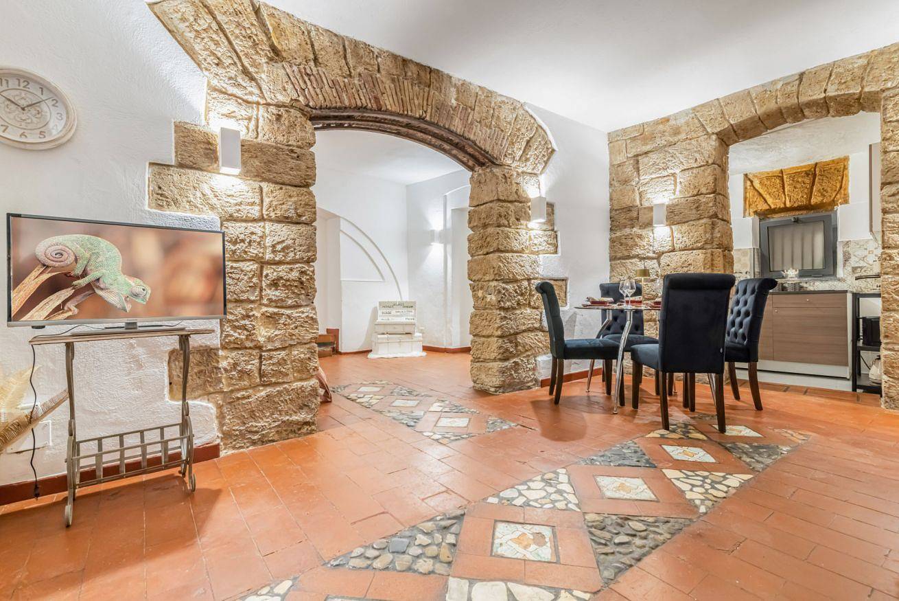 Entire apartment, Ballarò's Arches - Cortile Scimeca Apartment in Palermo, Palermo Province