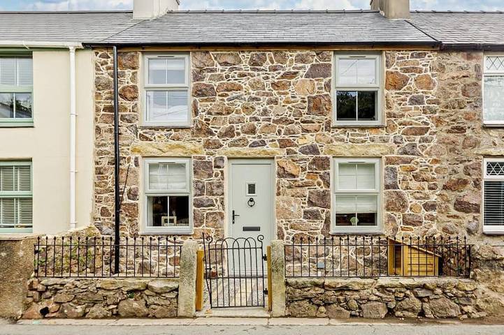 Holiday rental for 4 people, with garden and terrace as well as hot tub, with pets in Llanbedrog