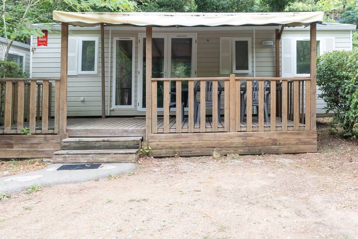 Camping für 8 Personen, mit Garten in Vallon-Pont-d'Arc